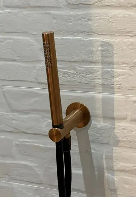 Beställ nu Waterrevolution Flow badkarsset komplett med vägganslutning helt i PVD borstad koppar T1621CPE