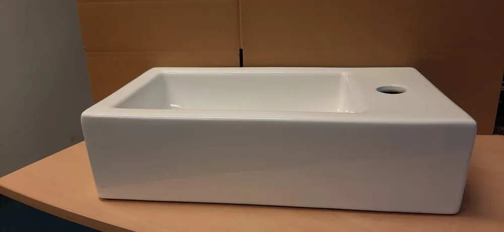Trygg betalning OUTLET Blusani Flow fontän, blankvit keramik, höger, 45x26x13 cm
